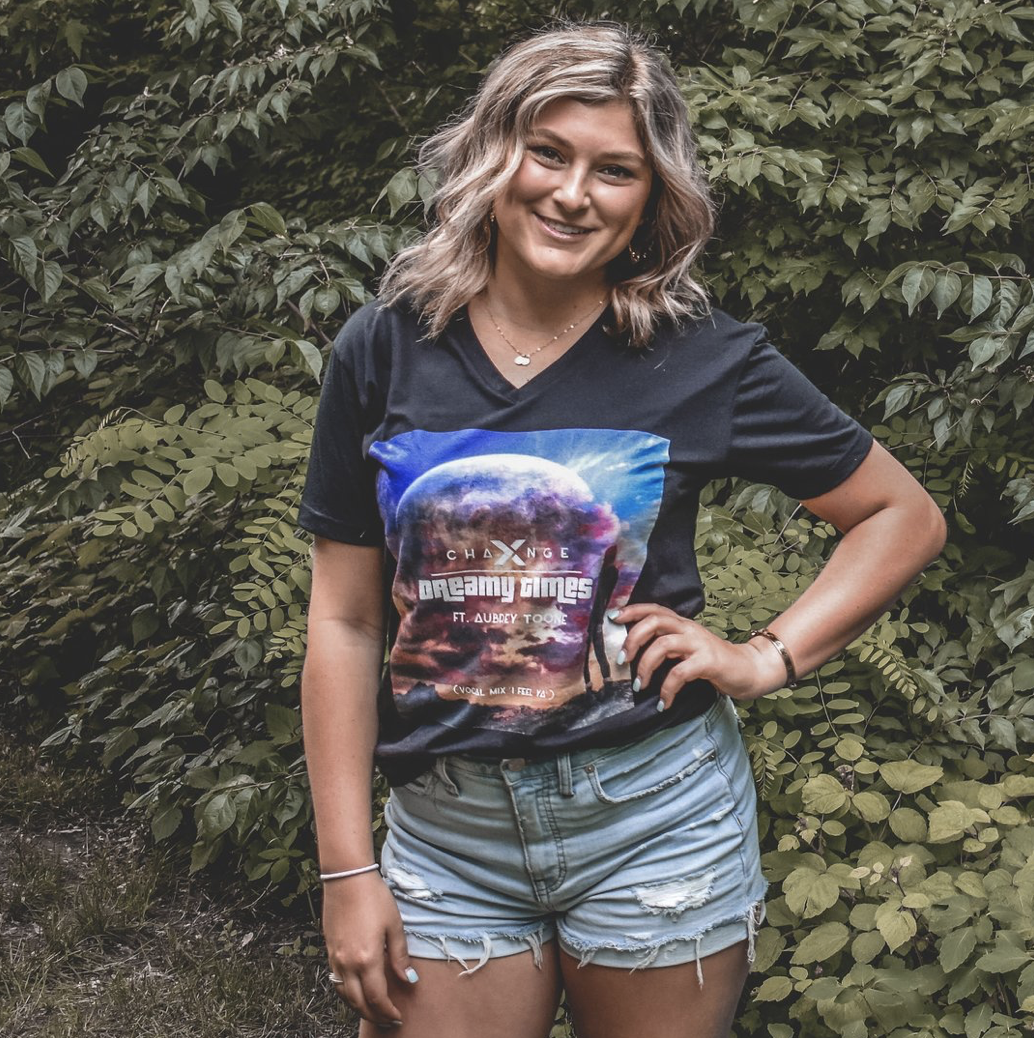 Dreamy Times T-shirt Black feat. Aubrey Toone